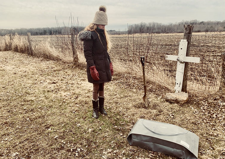 Jeune fille regardant un tombe à ses pieds en automne